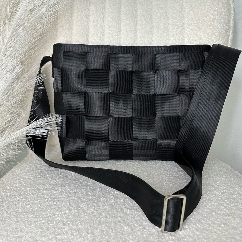 Black Harvey’s Seatbelt Purse